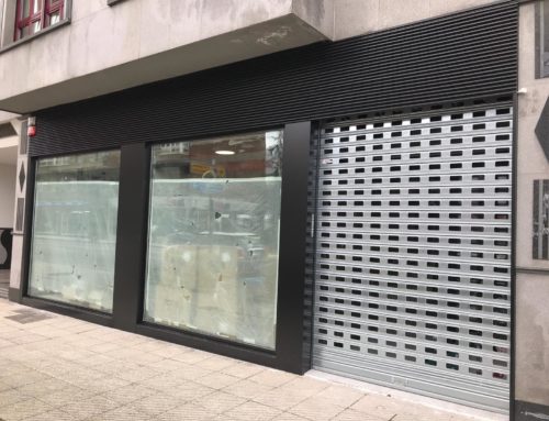 Escaparate, entrada y fachada en local comercial